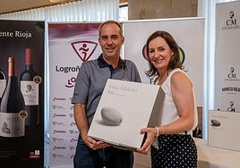 El vencedor de la categoría Scratch recogiendo su estuche de Finca Valpiedra.