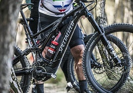 Un ciclista con una bicicleta eléctrica, en Logroño.