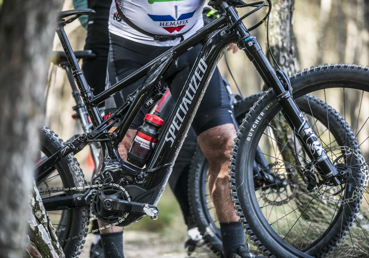 Un ciclista con una bicicleta eléctrica, en Logroño.