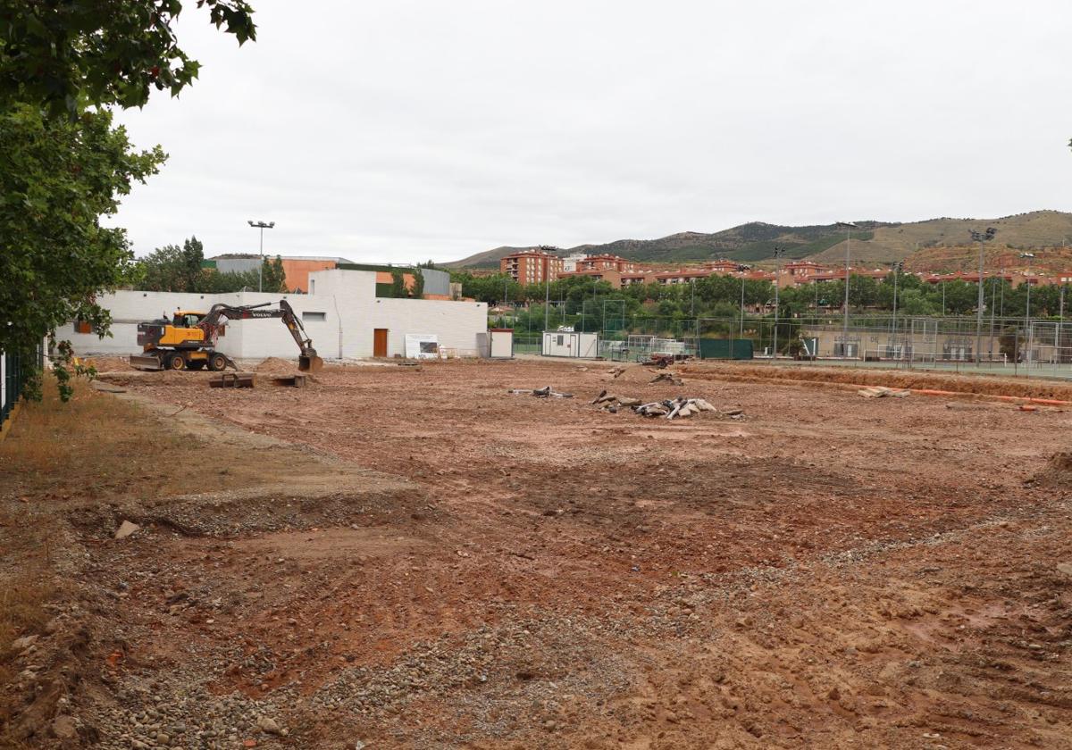 Los operarios y máquinas de la empresa adjudicataria han comenzado por los movimientos de tierras.