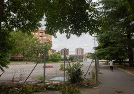La zona a urbanizar se desarrolla en torno a una parcela residencial que otrora se usó como parking del Supercor de Cascajos.