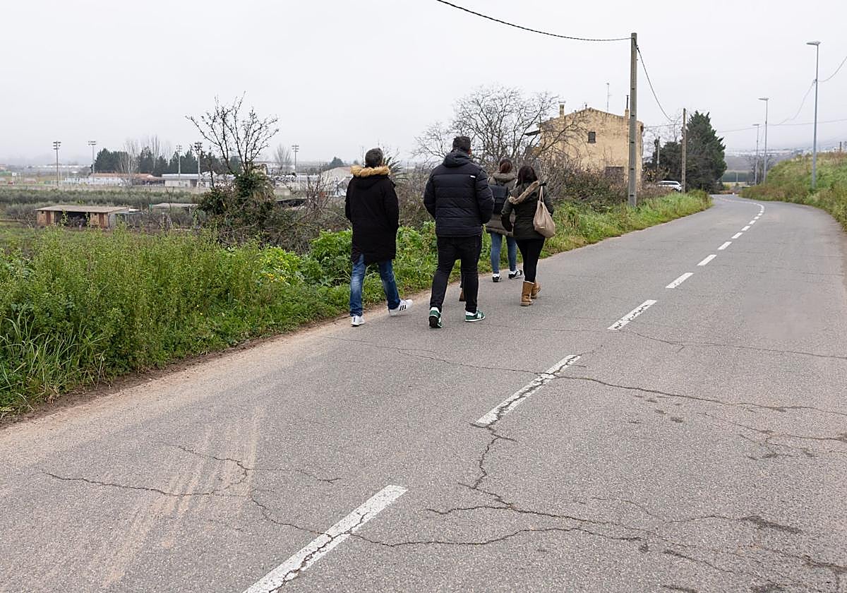Sin aceras en el acceso al campo de fútbol de Varea.
