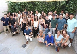 Foto de familia del tradicional encuentro entre becarios y veteranos en la Casa de los Periodistas.