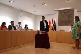 El joven Daniel Llanos tomó posesión como concejal del grupo popular al inicio de la sesión plenaria en sustitución de Conchi Ibáñez.