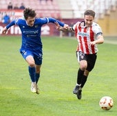 Jose Val pugna con Agüero en el partido que el Teruel jugó en Las Gaunas contra la UD Logroñés.