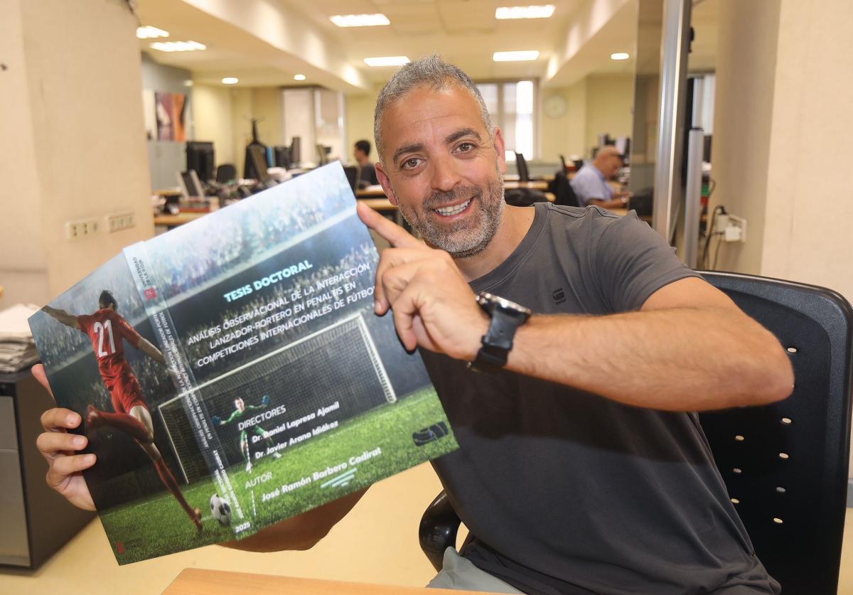 Jose Ramñón Barbero, Joserra. posa en Diario LA RIOJA con su tesis sobre el penalti, el lanzador y el portero.