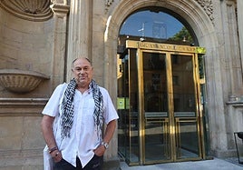 José Luis Sicilia, en la puerta del Parlamento de La Rioja.