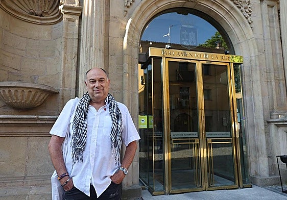 José Luis Sicilia, en la puerta del Parlamento de La Rioja.