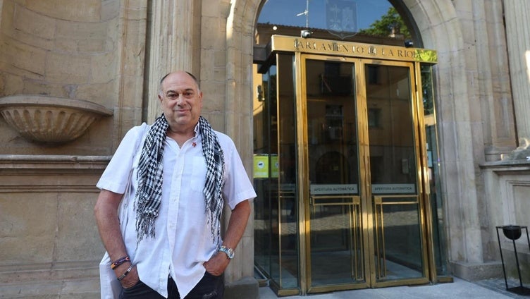 José Luis Sicilia, en la puerta del Parlamento de La Rioja.