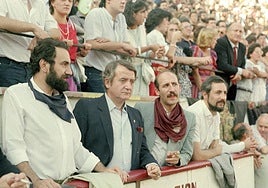 Javier Sáenz Cosculluela y Javier Moscoso, ministros del PSOE en el Gobierno de Felipe González, aparecen en esta foto en la plaza de toros de Logroño, con el alcalde Manuel Sáinz y el presidente de La Rioja José María de Miguel.