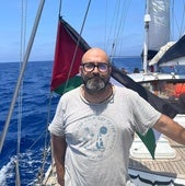 Sergio Toribio en el velero Madleen, donde fue secuestrado el pasado mes de junio.