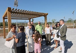 Vecinos de la zona, con el alcalde y los concejales que han visitado las obras del parque Las Tejeras.