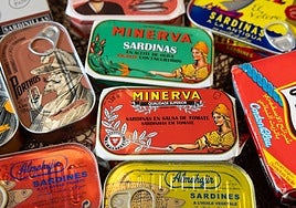 VariedadA la izquierda, diferentes opciones de sardinas en distintas salsas. A al derecha, choricillo en conserva y debajo dos variantes de ostras.