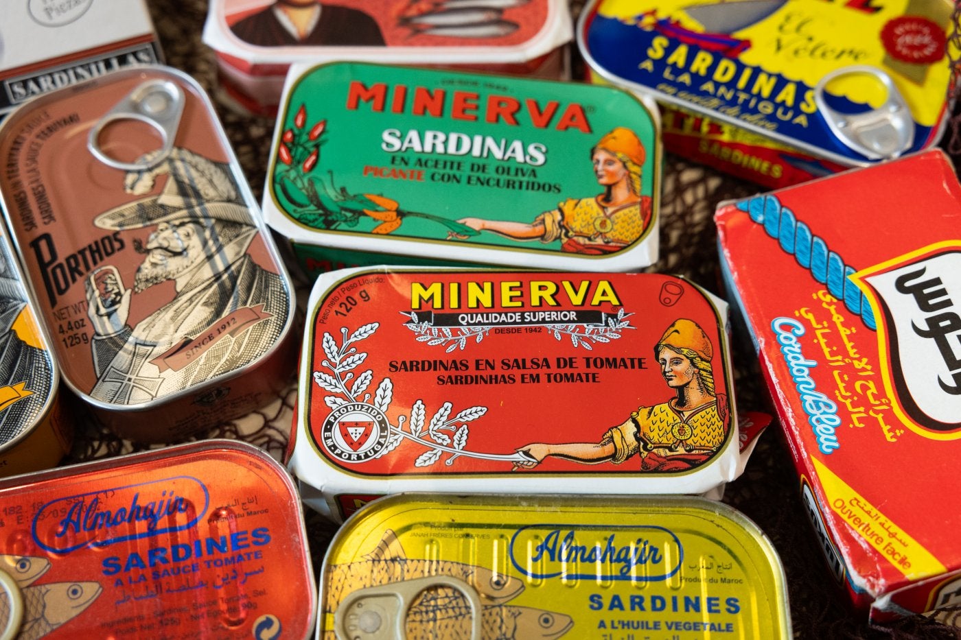 VariedadA la izquierda, diferentes opciones de sardinas en distintas salsas. A al derecha, choricillo en conserva y debajo dos variantes de ostras.