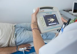 Preparativos para iniciar el chequeo de uno de los participantes en el estudio, citado en el centro de salud de La Guindalera.