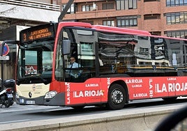 Imagen de archivo de un autobús urbano por las calles de Logroño.