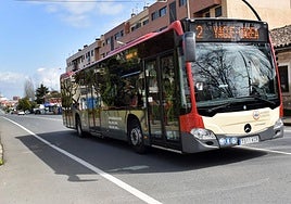 Imagen de archivo de un autobús en la línea 2, una de las más usadas en Logroño.