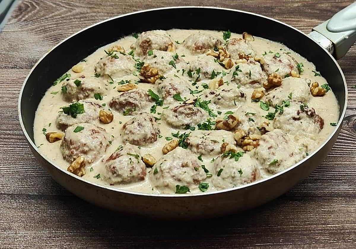 Guiso de albóndigas en salsa de nueces.