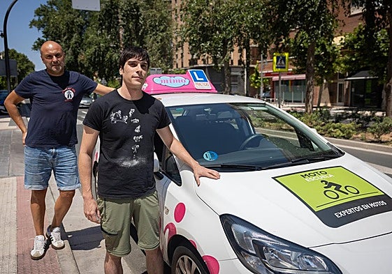 El profesor de autoescuela Jorge Orbiso y el alumno Javier Rosado, junto a un vehículo de aprendizaje, antes de una clase práctica.