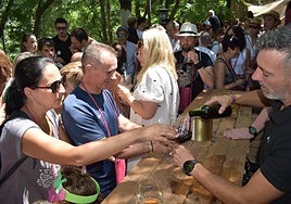 La VI Enoexperiencia llenó de público el Barrio de las Bodegas de Quel.