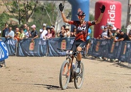 David Valero festeja su entrada en la línea de meta de Baza.