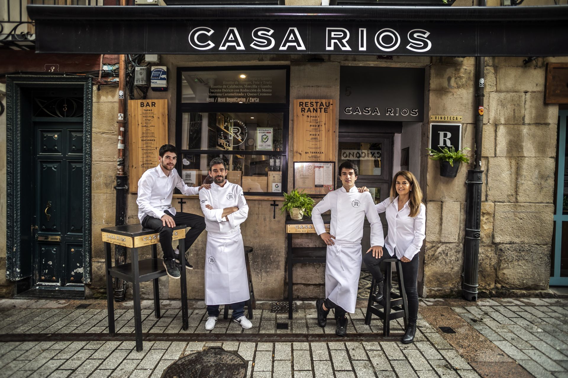 Carlos Ríos junto a su familia en el restaurante Casa Ríos.