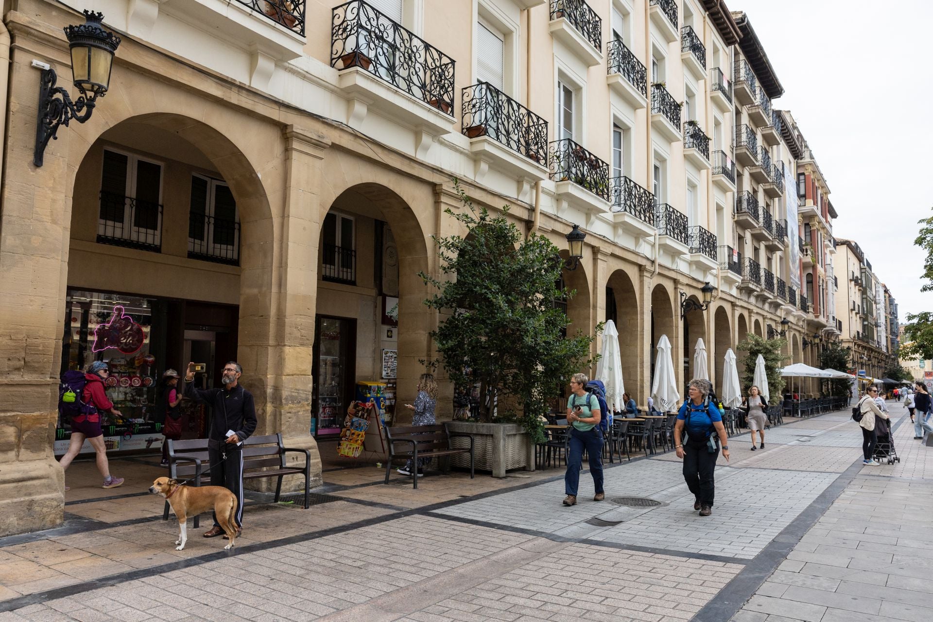 Gente paseando por la calle Portales