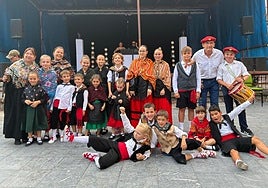 Susi Sáez, a la izquierda, posa con el grupo de danzas infantil de Ortigosa de Cameros.