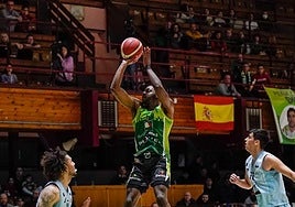 Chandler Jacobs lanza a canasta cuando jugaba en Albacete.