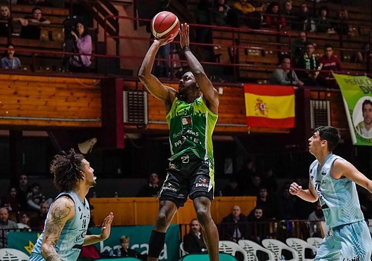 Chandler Jacobs lanza a canasta cuando jugaba en Albacete.