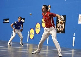 Altuna se dispone a golpear la pelota en un partido contra Zabala.