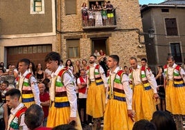Los danzadores, dispuestos a bajar la cuesta en Anguiano.