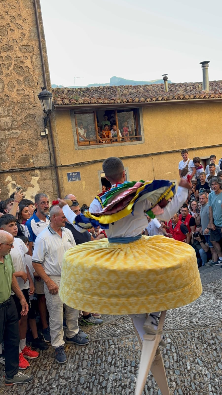 Los danzadores de Anguiano vuelven a bajar la cuesta