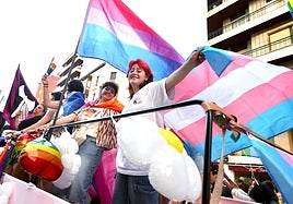 Dos mujeres exhiben la bandera trans en el desfile del Día del Orgullo LGTBI+ de Logroño del pasado mes de junio.