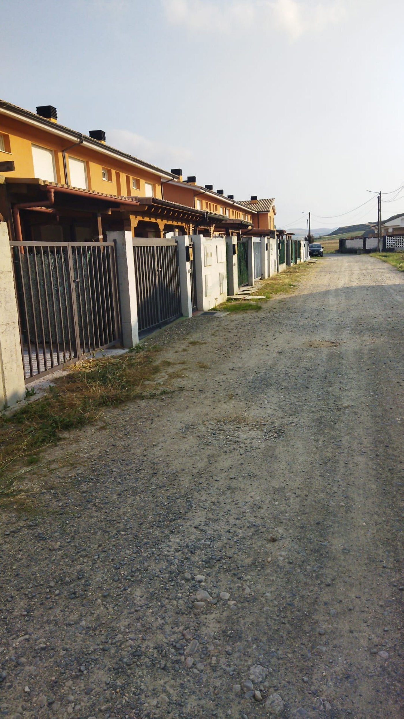 Los unifamiliares de la calle Vega Arriba, ubicada en la localidad de Ochánduri, contarán finalmente con electricidad tras 13 años sin ella.