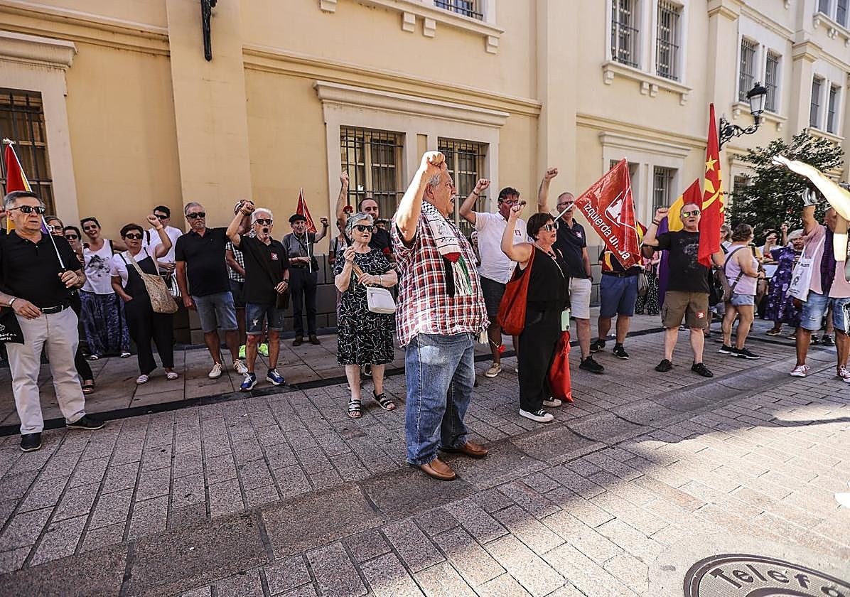 Asistentes al tributo celebrado a pie de calle en recuerdo a las víctimas del franquismo.