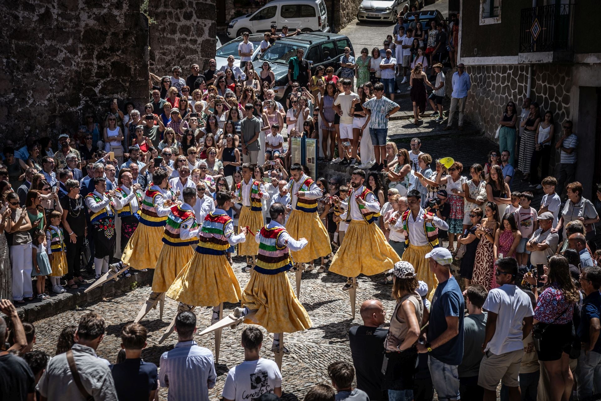 La bajada de los danzadores de Anguiano, en imágenes