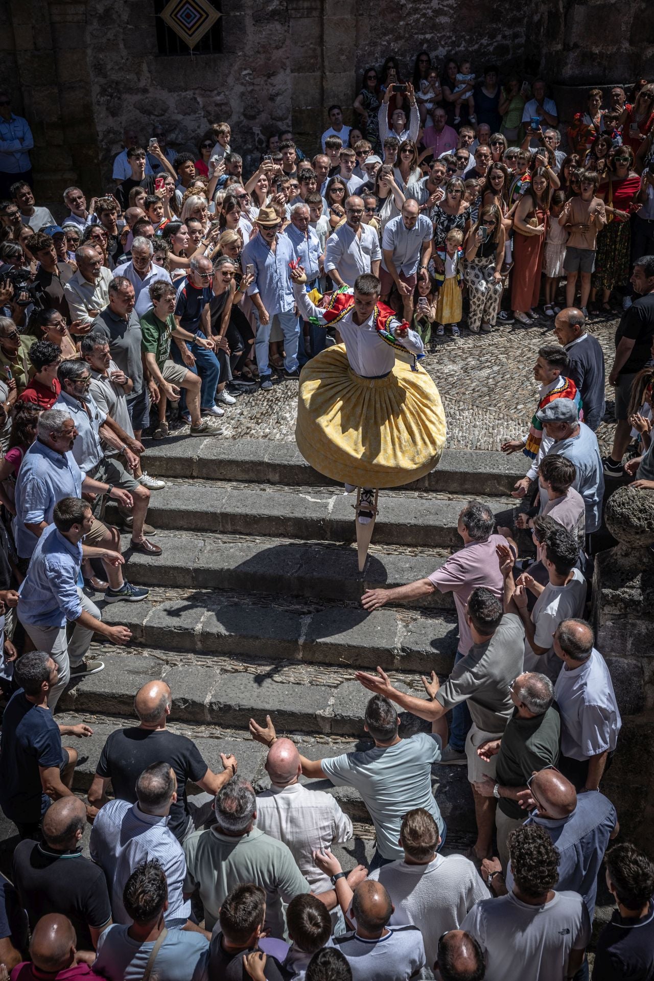 La bajada de los danzadores de Anguiano, en imágenes