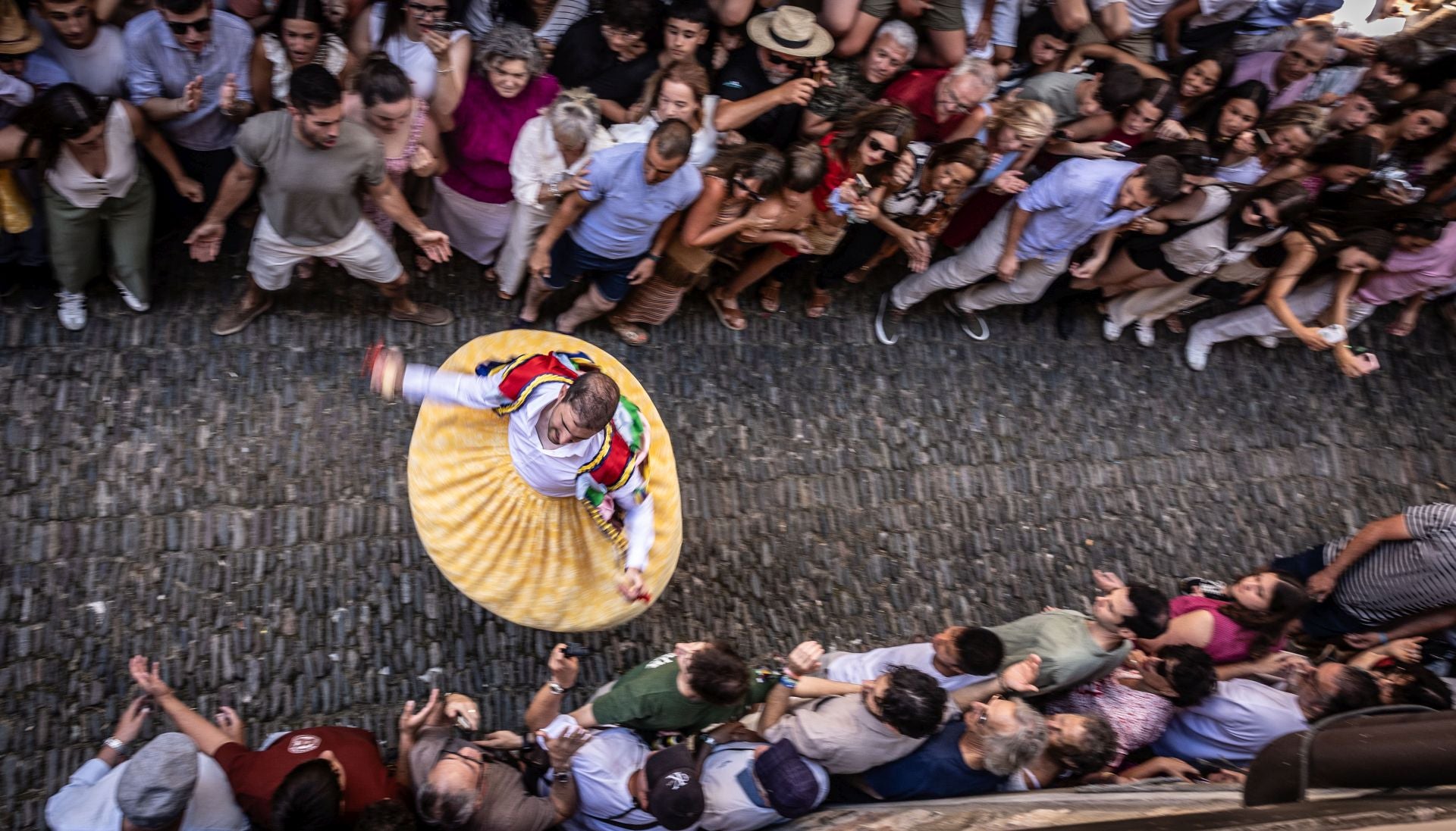 La bajada de los danzadores de Anguiano, en imágenes