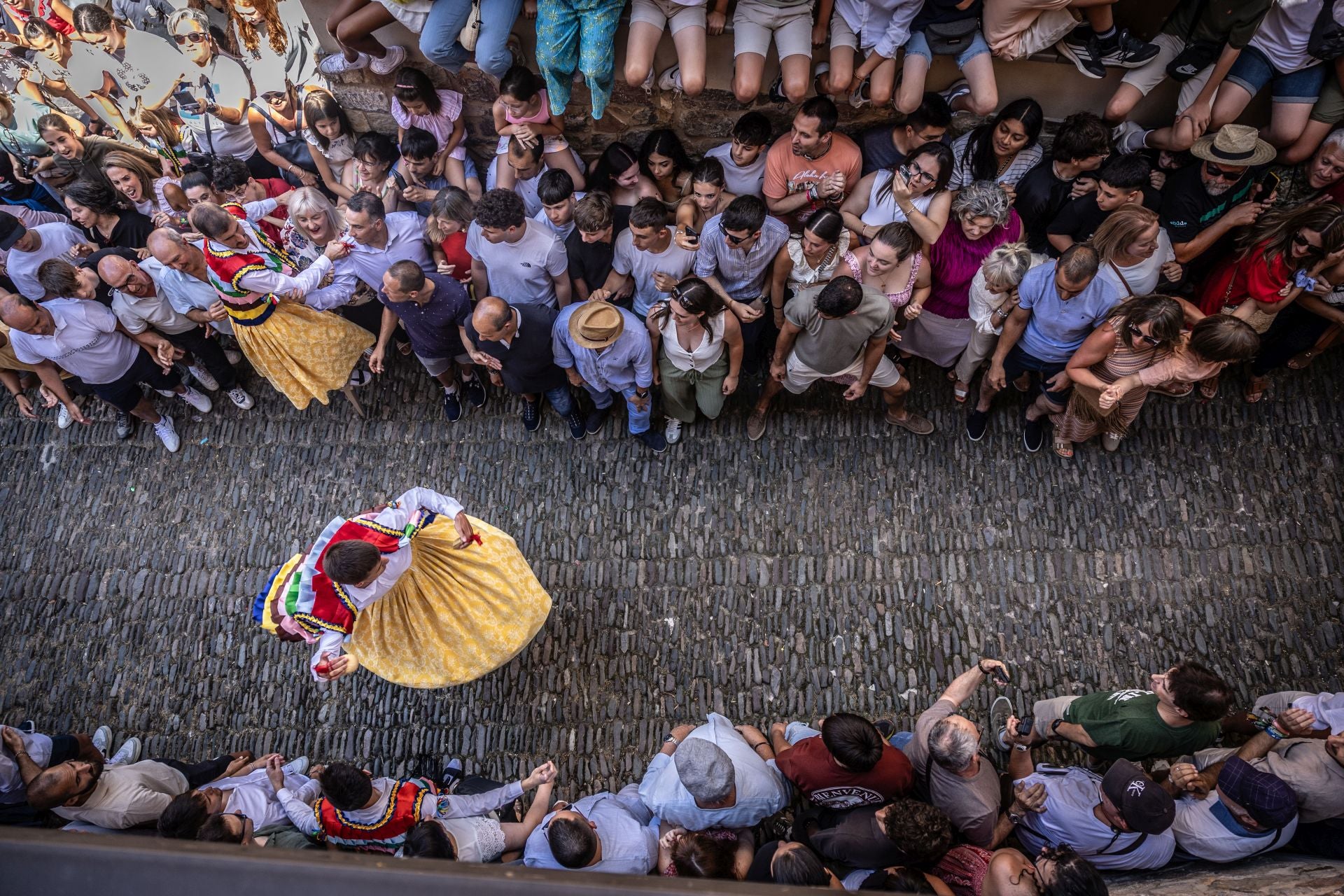 La bajada de los danzadores de Anguiano, en imágenes