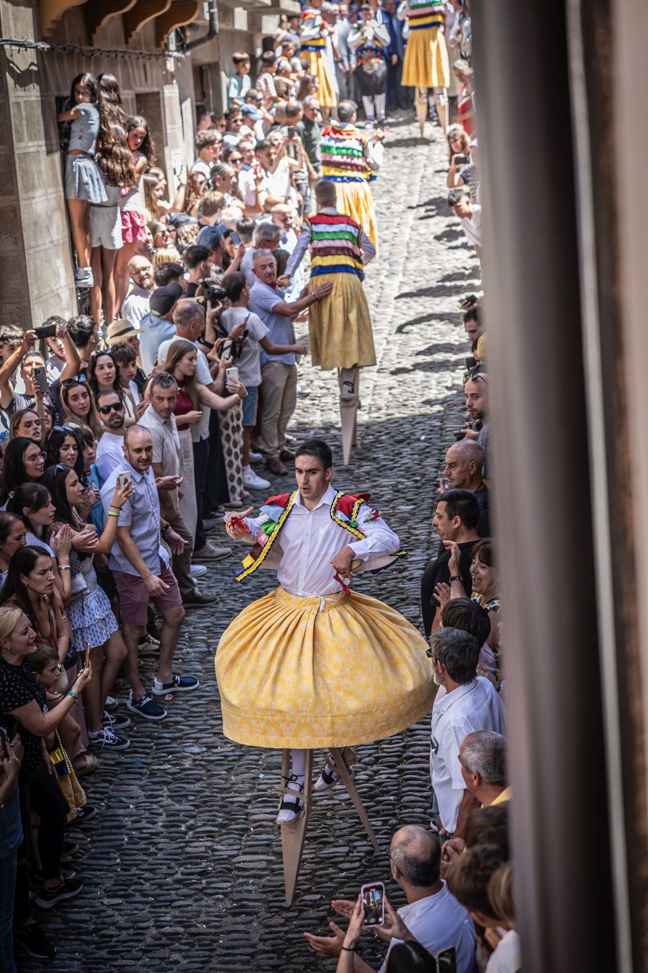 La bajada de los danzadores de Anguiano, en imágenes