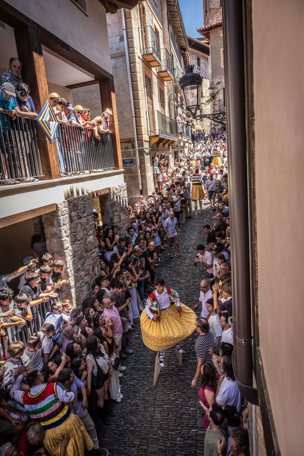 La bajada de los danzadores de Anguiano, en imágenes