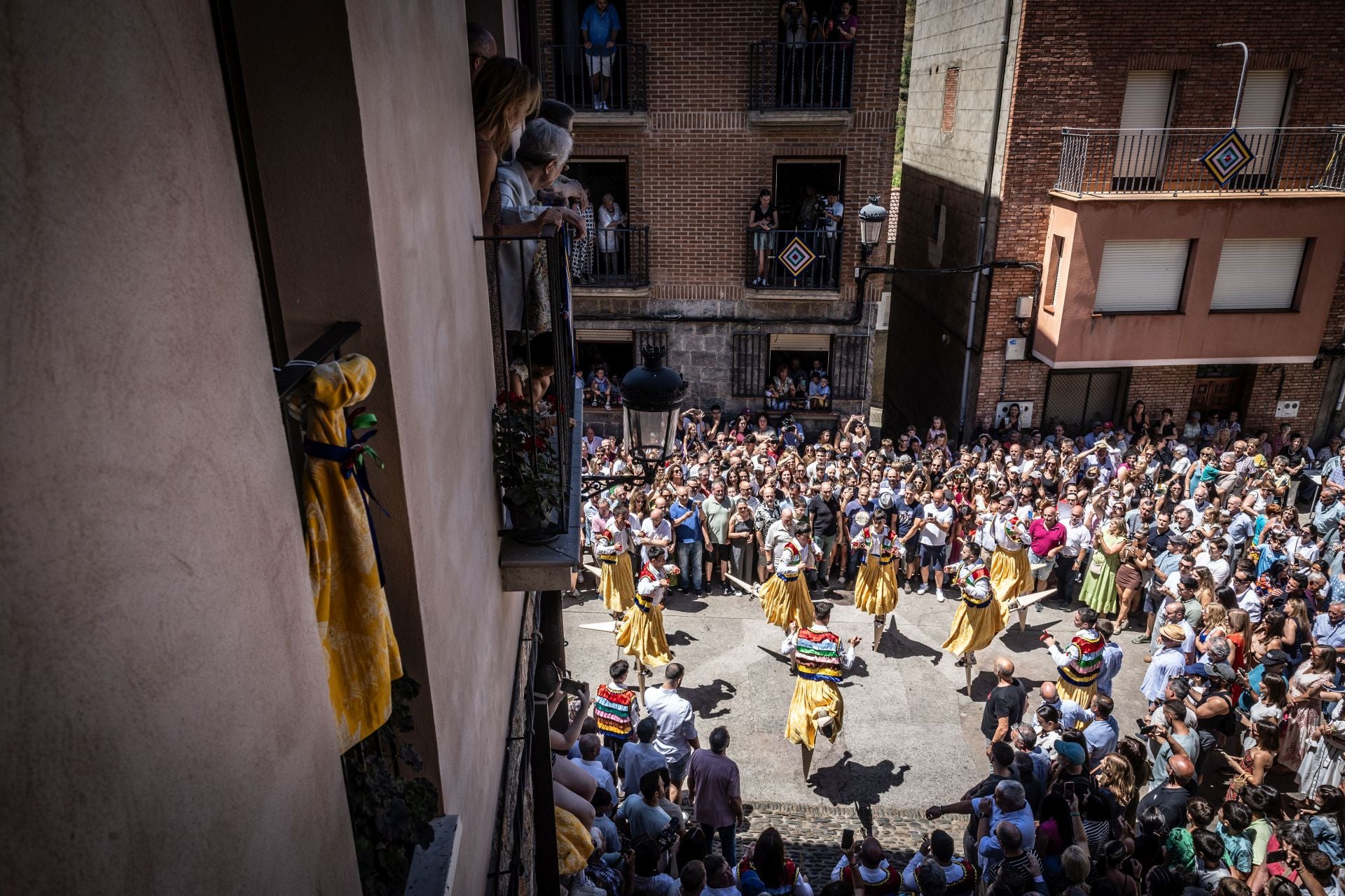 La bajada de los danzadores de Anguiano, en imágenes