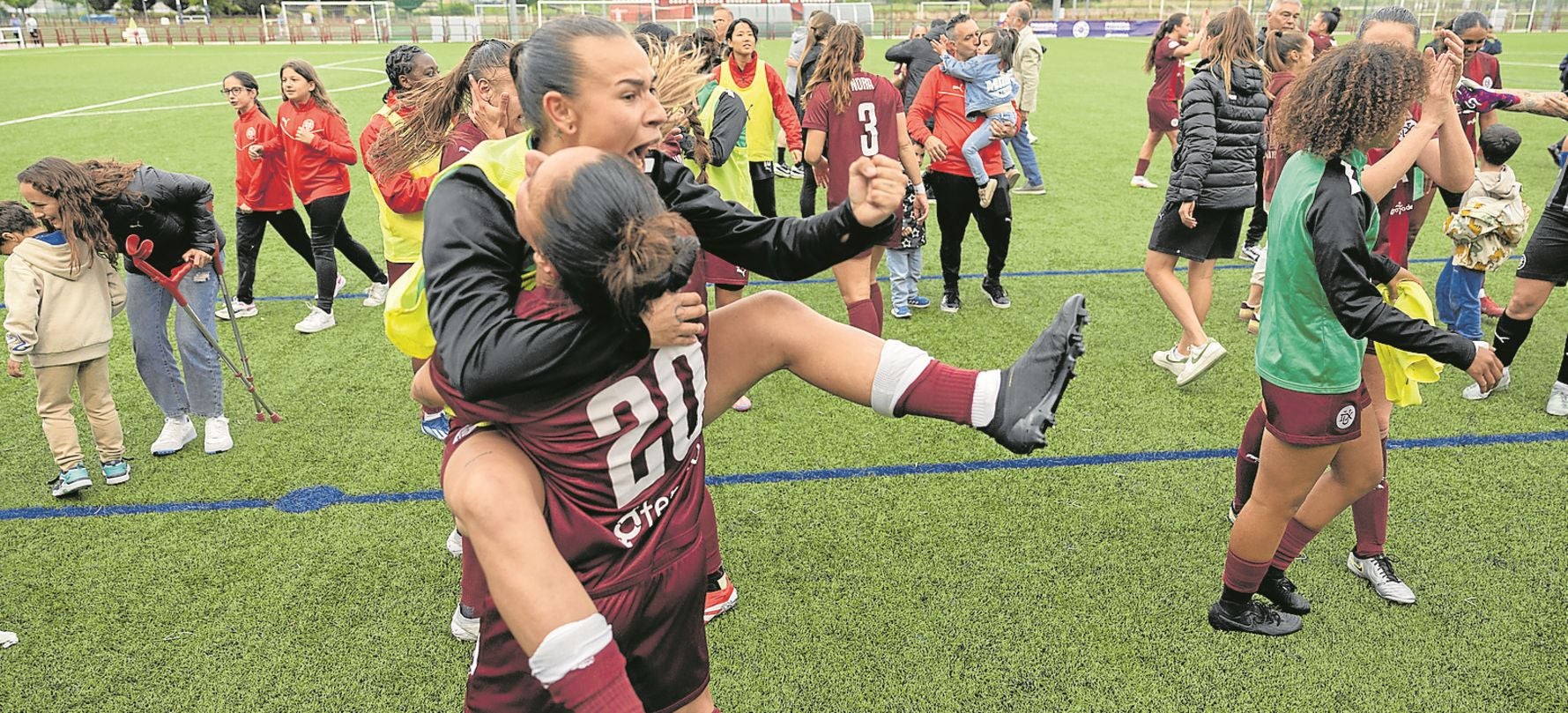 Las integrantes del DUX celebran el ascenso a la Liga F el pasado mes de mayo.