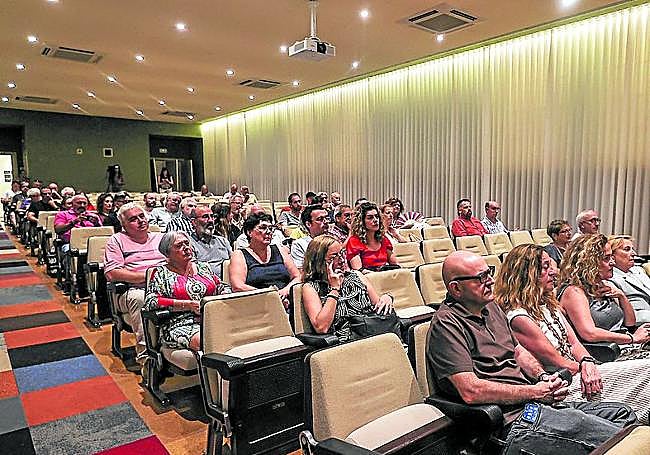 Público en el acto institucional en la Biblioteca de La Rioja.