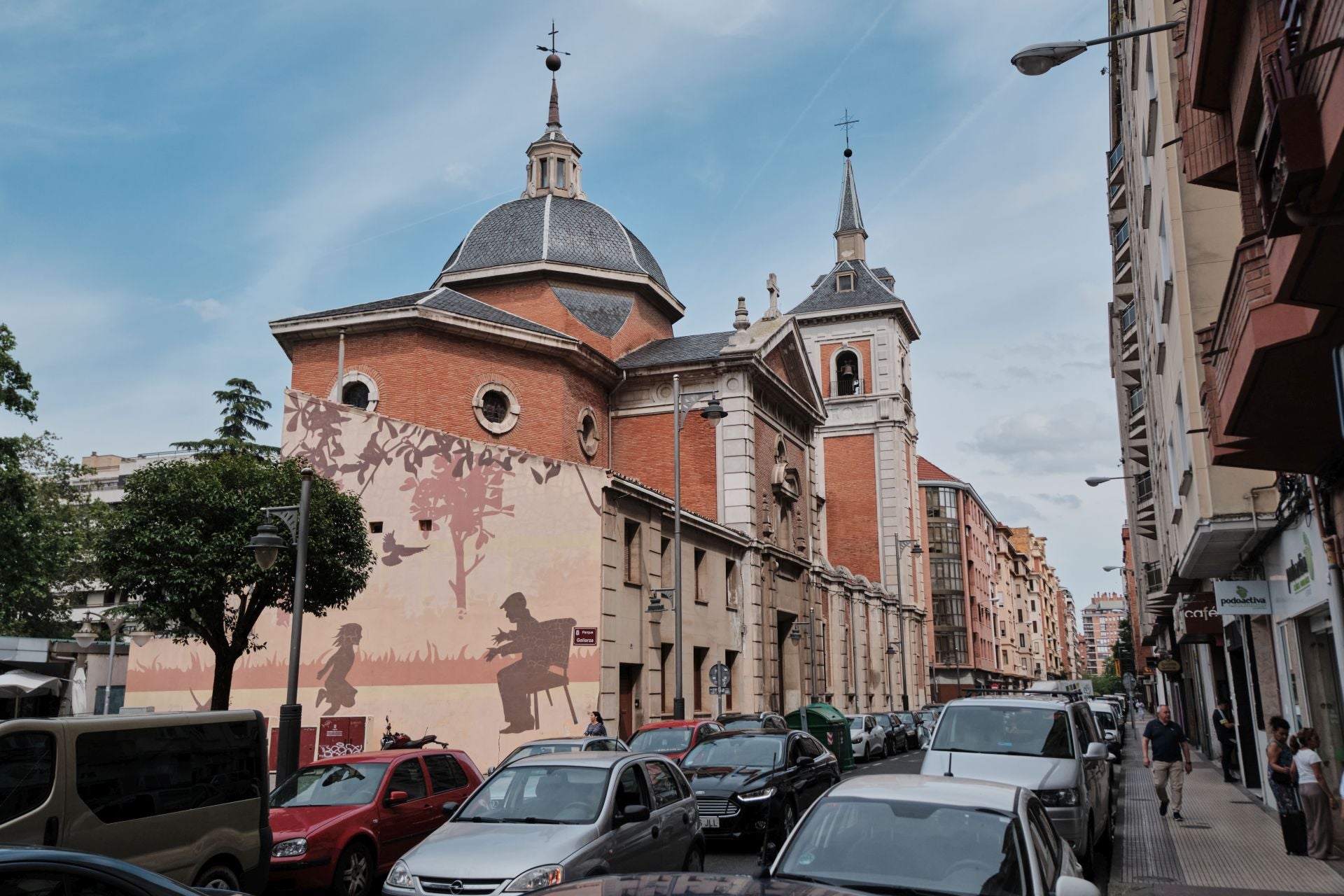 Iglesia de Santa Teresita vista desde la calle Somosierra.