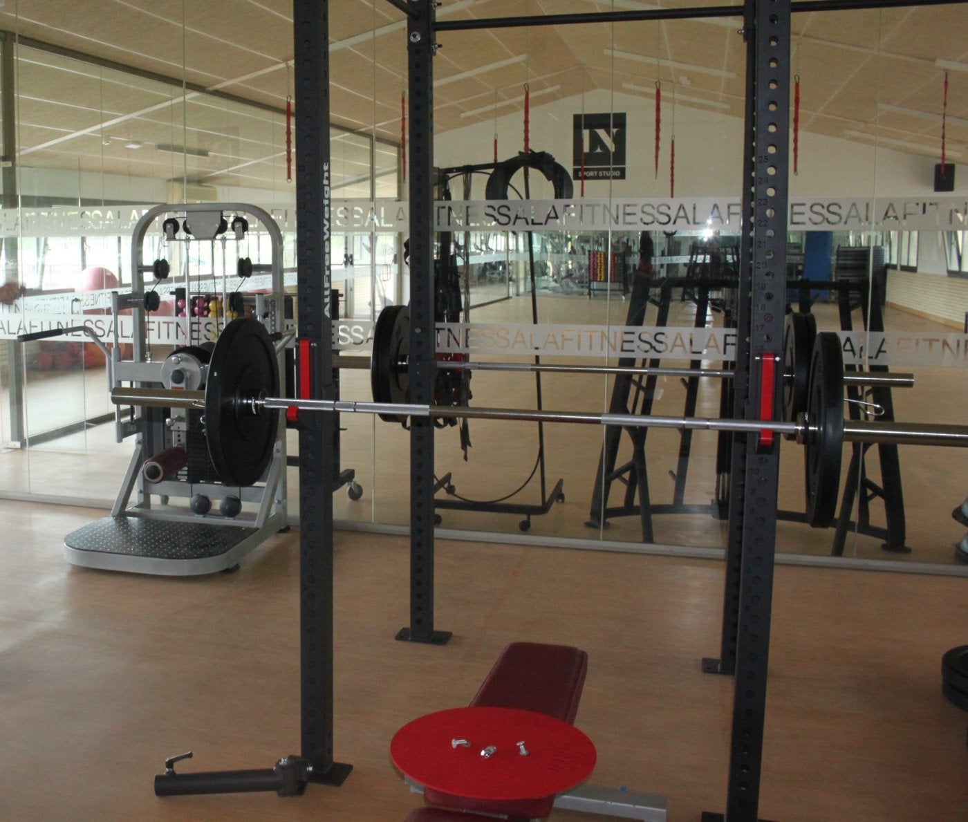 El gimnasio cuenta con varias salas para ejercitarse.