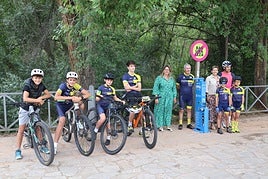 Representantes de la Peña Ciclista Sendero estrenaron la estación de reparación junto a la alcaldesa y la edil de Deportes.
