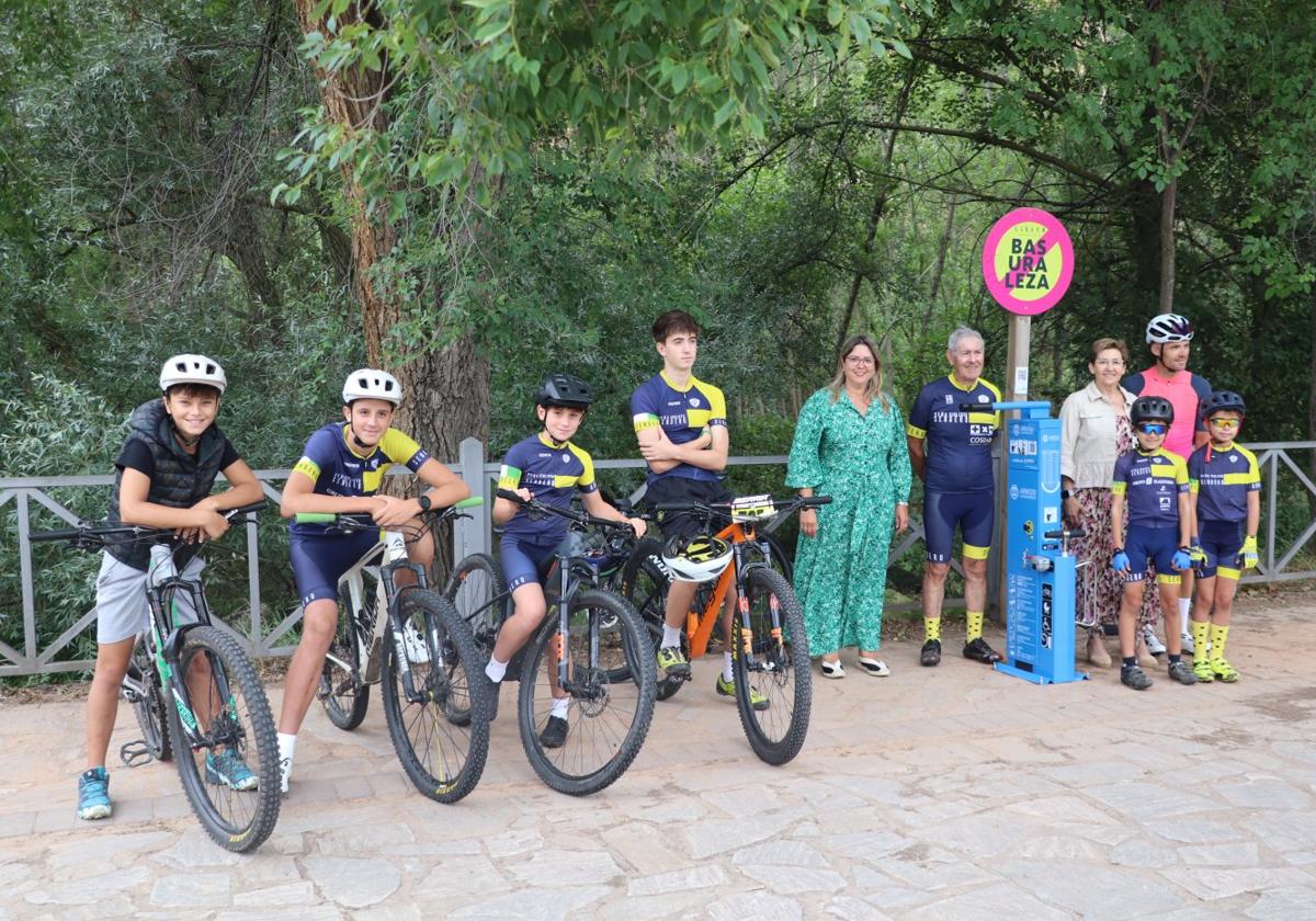 Representantes de la Peña Ciclista Sendero estrenaron la estación de reparación junto a la alcaldesa y la edil de Deportes.