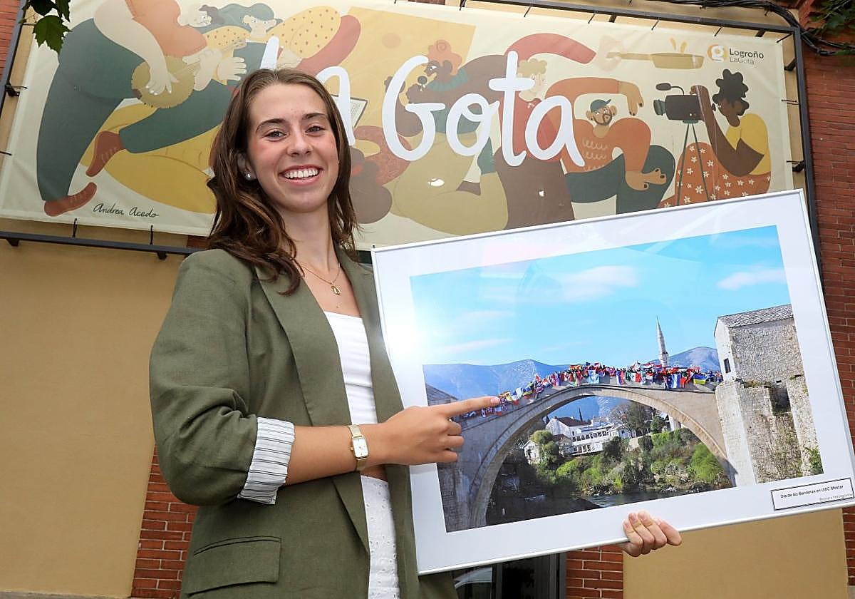 Olivia Centeno posa con una de las fotografías de su exposición 'Entre sueños y fronteras' en La Gota de Leche .